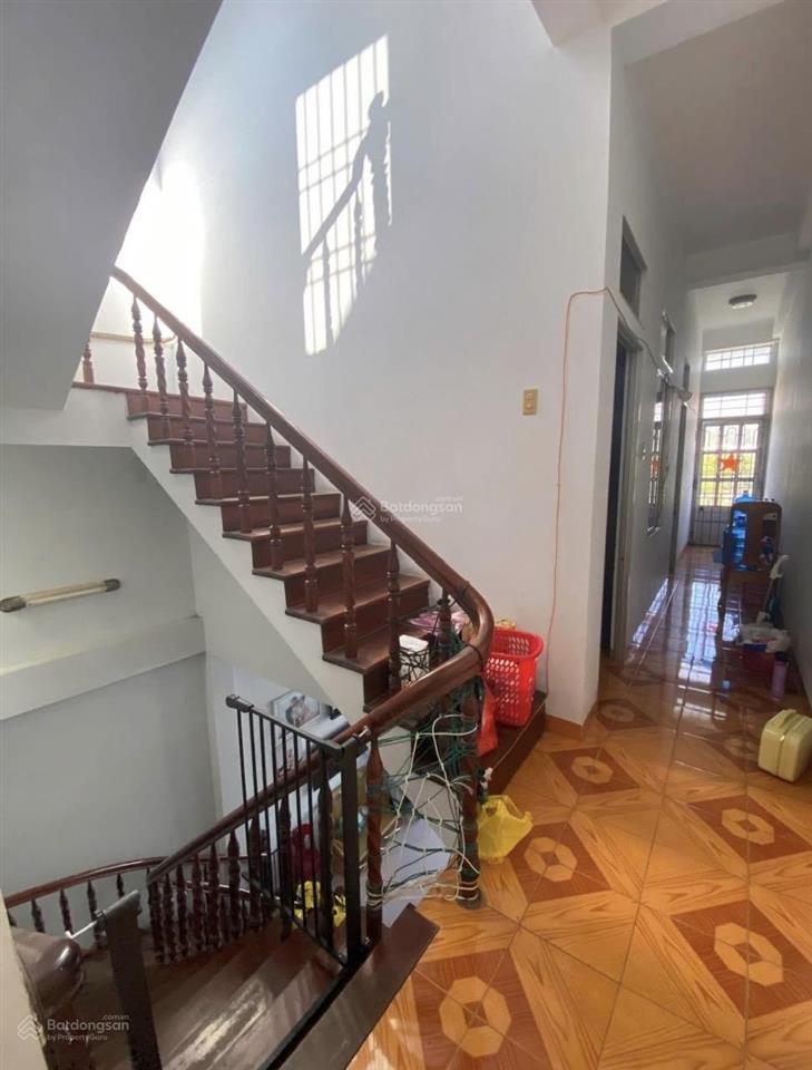 Bán căn nhà 3 tầng trong hình vị trí kinh doanh, mặt tiền đường trường sa gần bên chợ bình tân