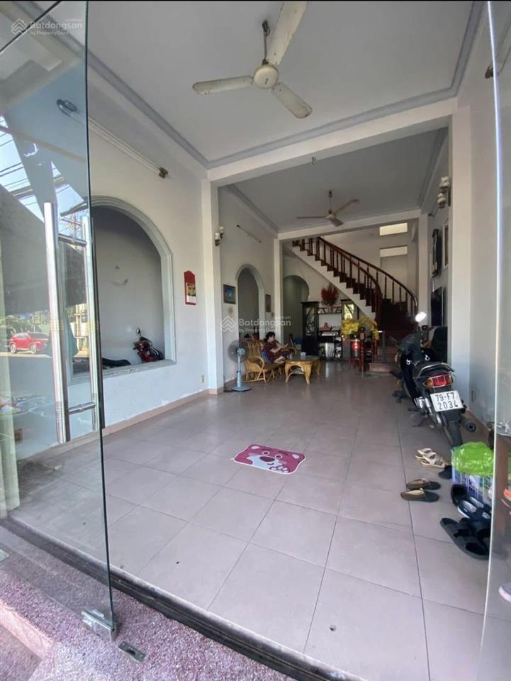 Bán căn nhà 3 tầng trong hình vị trí kinh doanh, mặt tiền đường trường sa gần bên chợ bình tân