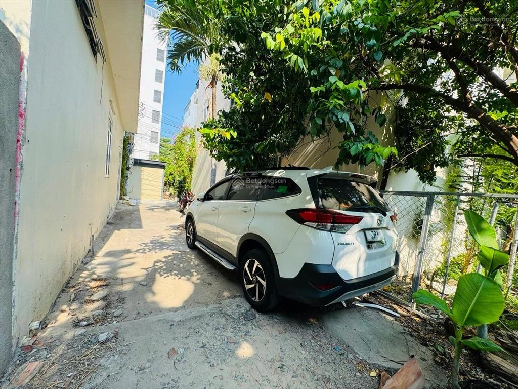 Bán lô đất hẻm ô tô cách biển bãi tắm chỉ có 250m, mặt tiền rộng gần 12m thích hợp xây căn hộ