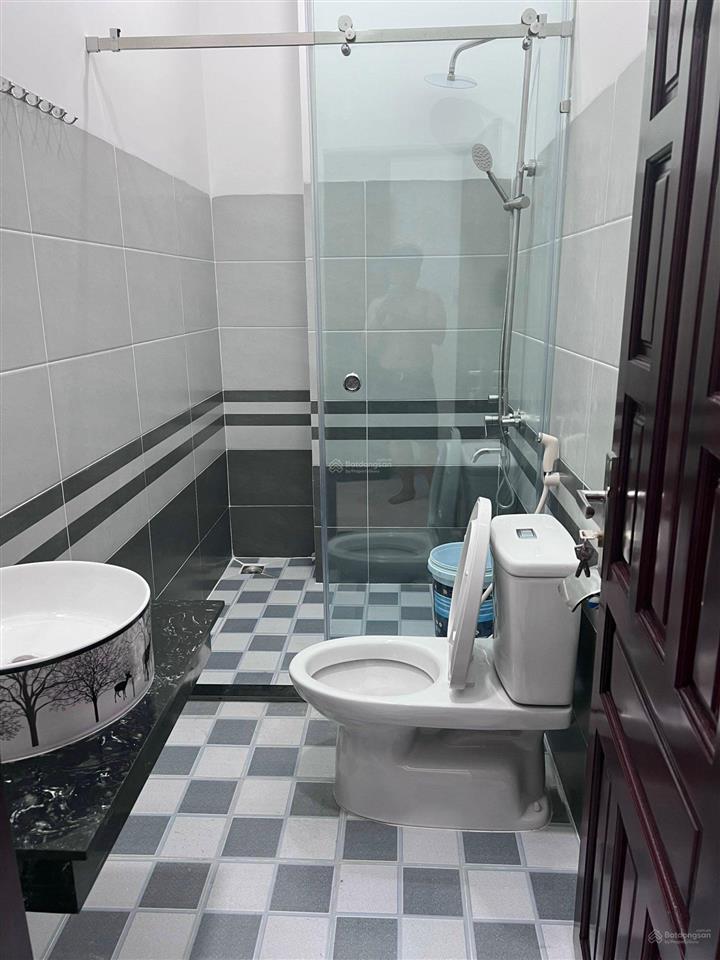 Bán nhà mới có thang máy giá chỉ xem giá đất, mặt tiền đường lớn kinh doanh, đường 2/4