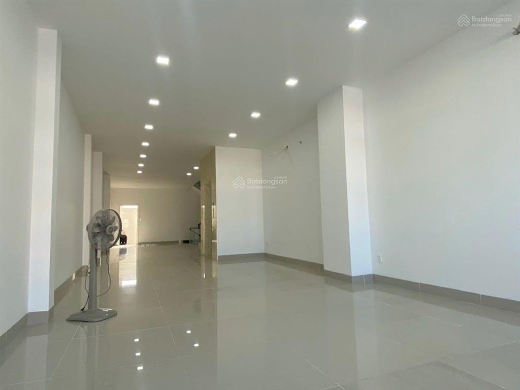 Bán nhà mới có thang máy giá chỉ xem giá đất, mặt tiền đường lớn kinh doanh, đường 2/4