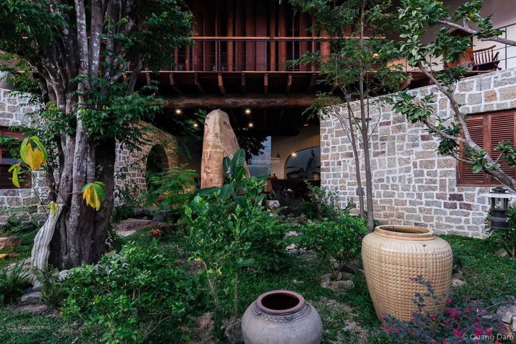 Cho thuê căn biệt thự sân vườn thiết kế độc đáo, nội thất gỗ, diện tích lên tới 528m2