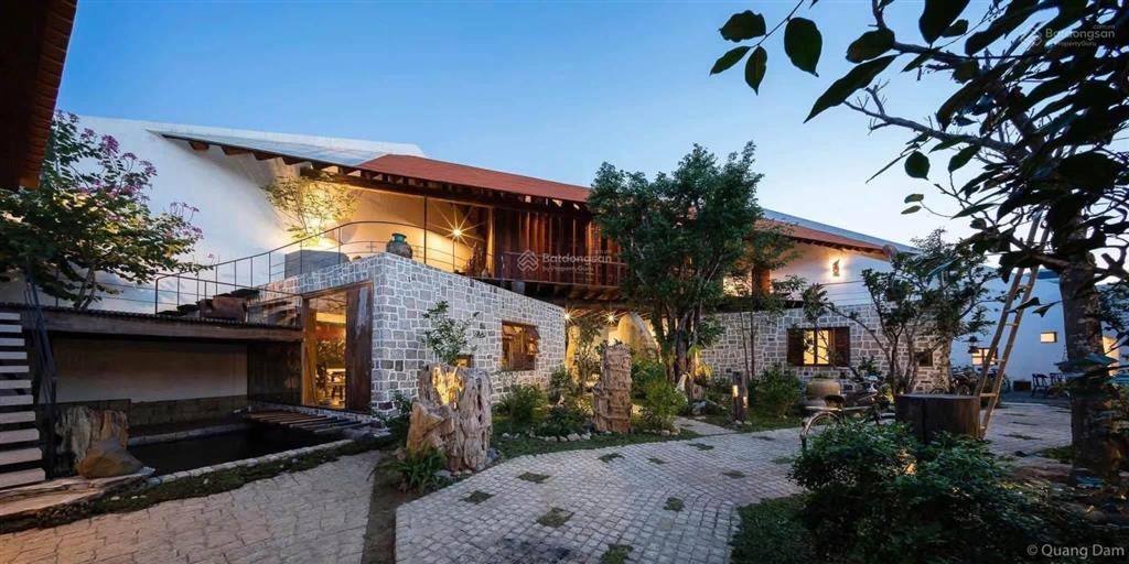 Cho thuê căn biệt thự sân vườn thiết kế độc đáo, nội thất gỗ, diện tích lên tới 528m2