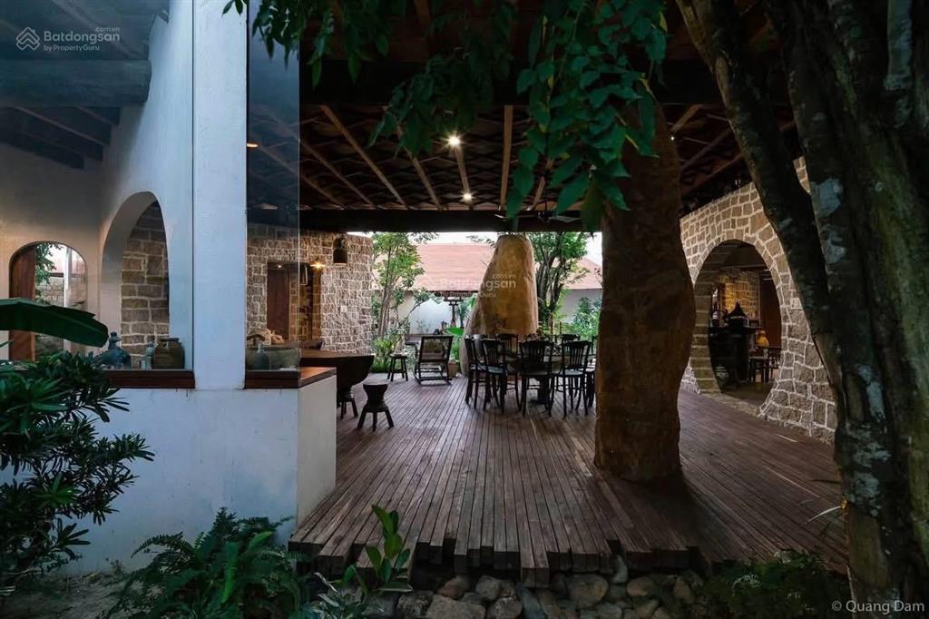 Cho thuê căn biệt thự sân vườn thiết kế độc đáo, nội thất gỗ, diện tích lên tới 528m2