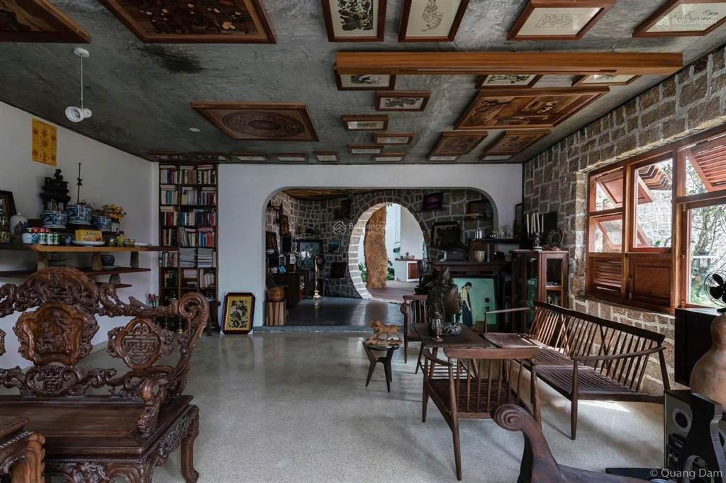 Cho thuê căn biệt thự sân vườn thiết kế độc đáo, nội thất gỗ, diện tích lên tới 528m2