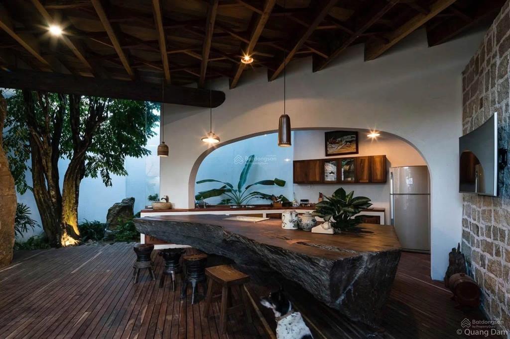 Cho thuê căn biệt thự sân vườn thiết kế độc đáo, nội thất gỗ, diện tích lên tới 528m2
