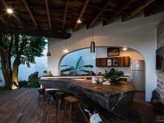 Cho thuê căn biệt thự sân vườn thiết kế độc đáo, nội thất gỗ, diện tích lên tới 528m2