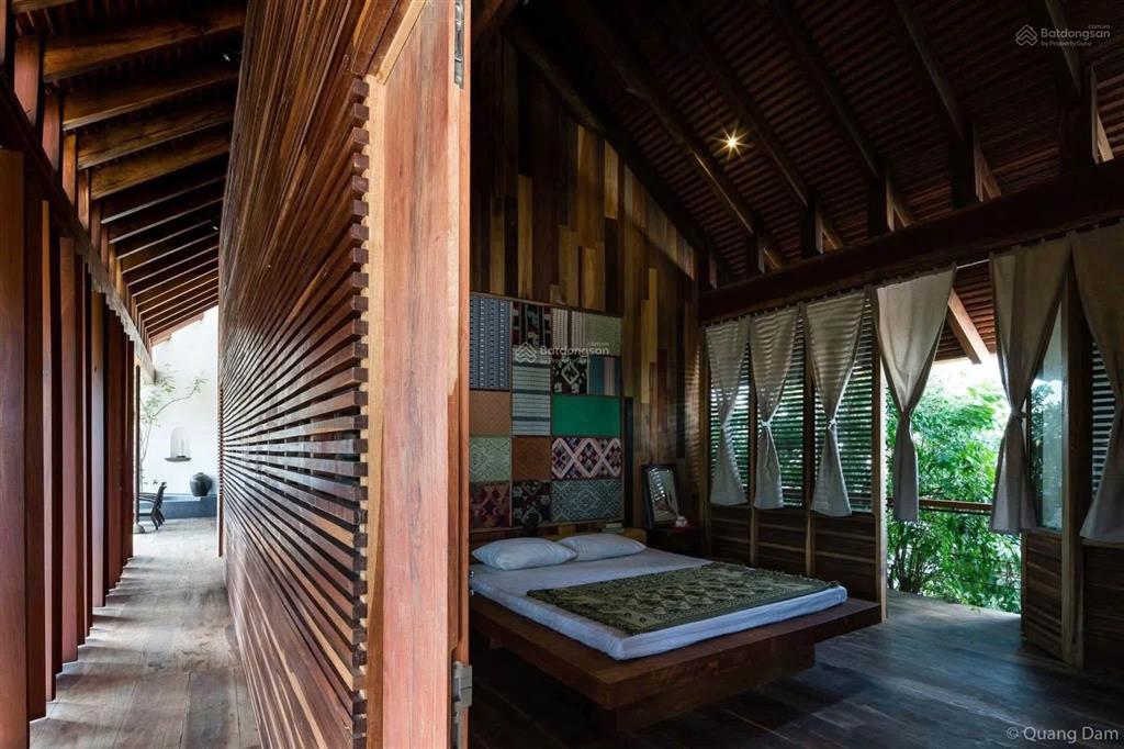 Cho thuê căn biệt thự sân vườn thiết kế độc đáo, nội thất gỗ, diện tích lên tới 528m2
