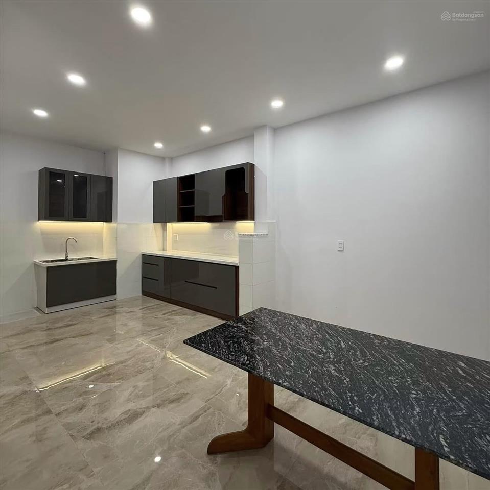 Bán căn nhà phố thiết kế căn hộ kinh doanh, nằm trong trung tâm bàn cờ khu phố du lịch