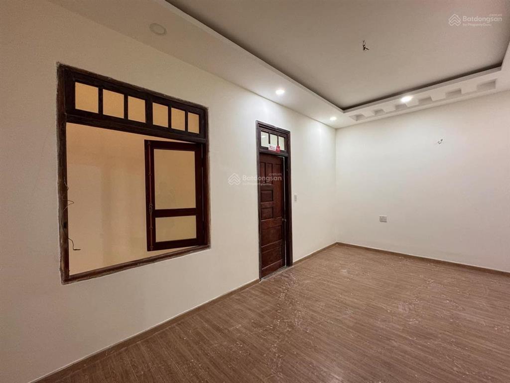 Cho thuê nhà nguyên căn diện tích sàn rộng, nhiều phòng mặt tiền đường 2/4 gần bãi tắm hòn chồng