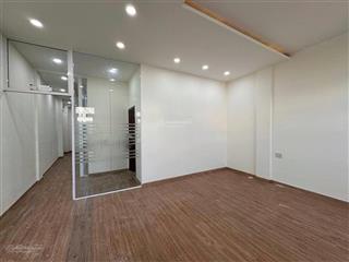 Cho thuê nhà nguyên căn diện tích sàn rộng, nhiều phòng mặt tiền đường 2/4 gần bãi tắm hòn chồng