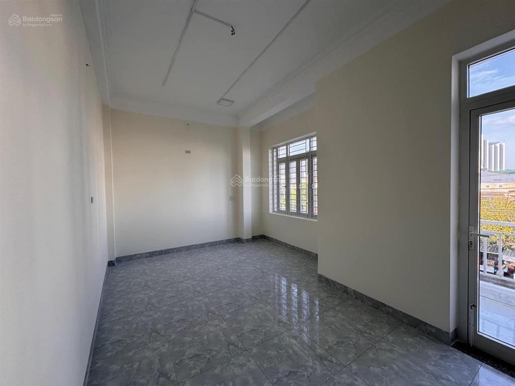 Cho thuê nhà nguyên căn diện tích sàn rộng, nhiều phòng mặt tiền đường 2/4 gần bãi tắm hòn chồng