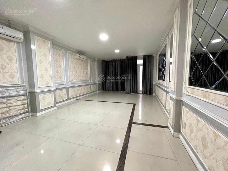 Hàng hiếm trên thị trường, bán căn nhà mặt tiền vị trí đẹp kinh doanh  đường lê thánh tôn gần biển