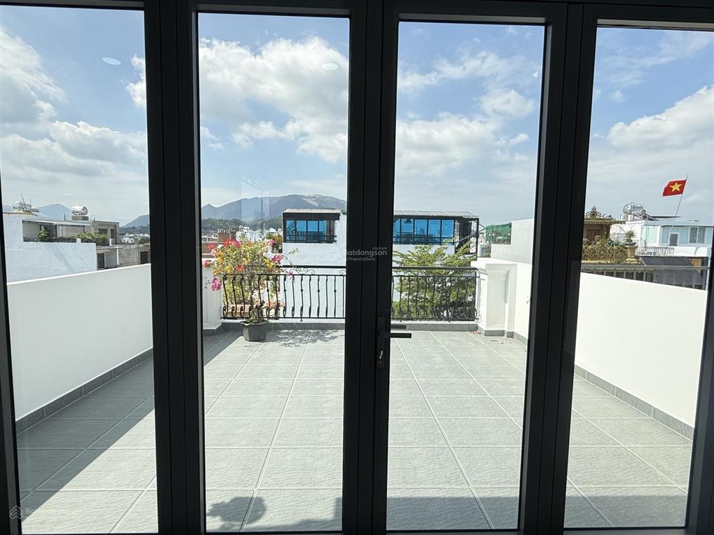 Nhà 3.5 tầng xây mới tân cổ điển, vị trí gần sông và gần cổng kđt, giá cực tốt đã hoàn công nhà