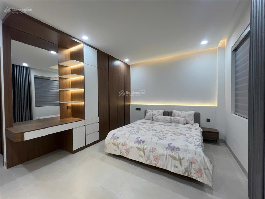 Nhà 3.5 tầng xây mới tân cổ điển, vị trí gần sông và gần cổng kđt, giá cực tốt đã hoàn công nhà