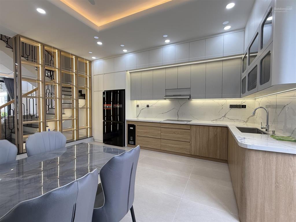 Nhà 3.5 tầng xây mới tân cổ điển, vị trí gần sông và gần cổng kđt, giá cực tốt đã hoàn công nhà