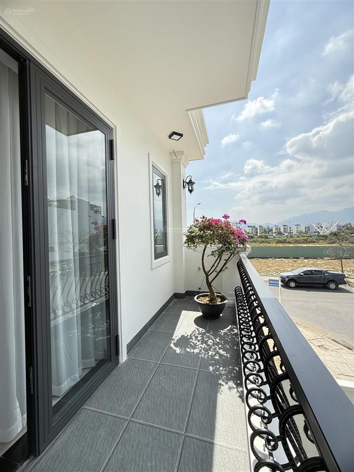 Nhà 3.5 tầng xây mới tân cổ điển, vị trí gần sông và gần cổng kđt, giá cực tốt đã hoàn công nhà