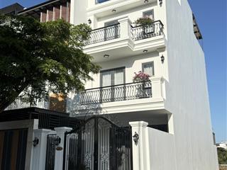 Nhà 3.5 tầng xây mới tân cổ điển, vị trí gần sông và gần cổng kđt , giá cực tốt đã hoàn công nhà