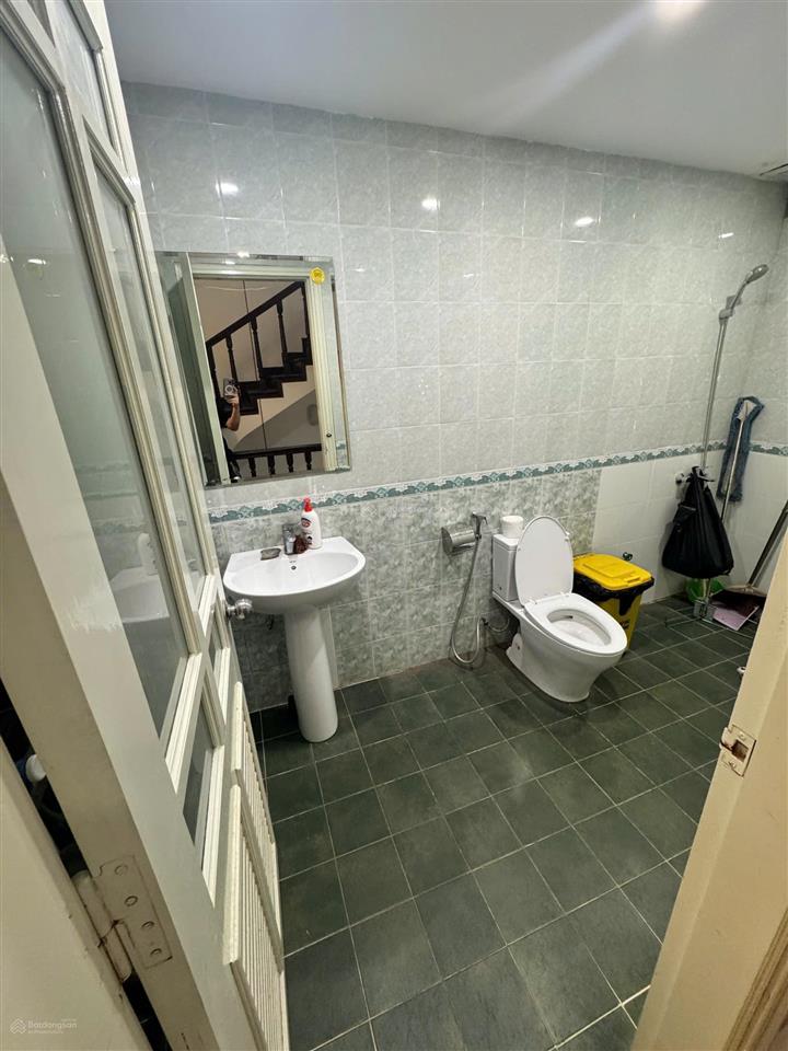 Cho thuê nhà ngõ 80 trung kính, 70m² x 4 tầng, mt 5m, giá 30 triệu/tháng
