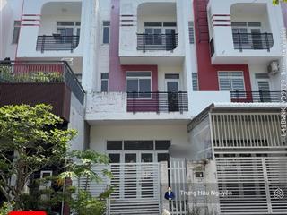 Nhà 3 tháng 2 dãy p17 gần vòng xoay phú cường, lộ 22m lề 8m, 3 tầng, 5x20m, thô trong, sổ hoàn công