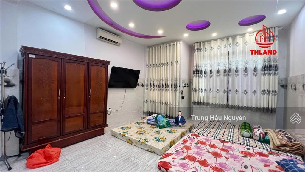 Nhà huỳnh thúc kháng ngay chợ 30/4 rạch giá, điểm kinh doanh sầm uất. lộ 19m, dt 4.5x8m, 3 tầng shr