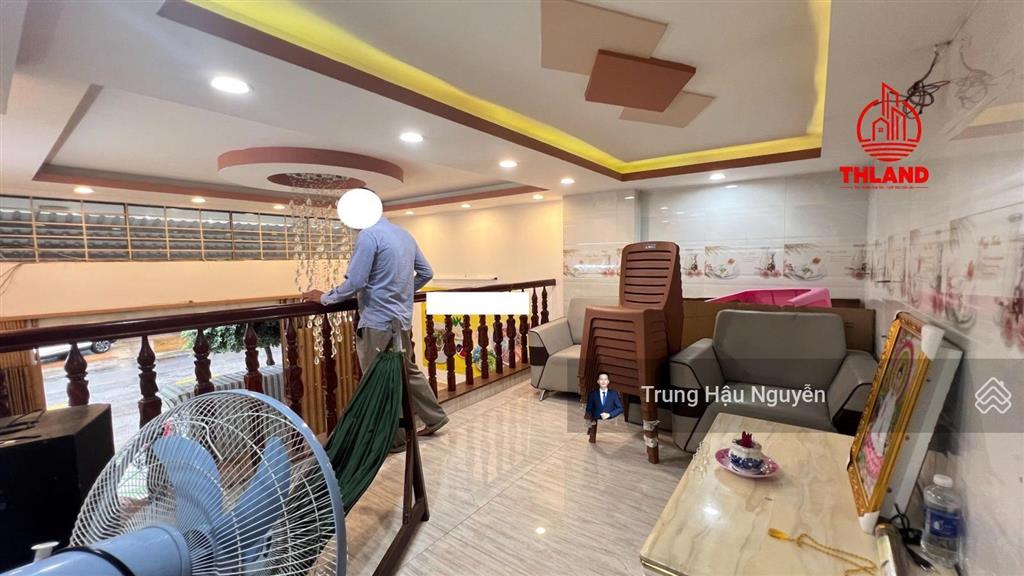 Nhà huỳnh thúc kháng ngay chợ 30/4 rạch giá, điểm kinh doanh sầm uất. lộ 19m, dt 4.5x8m, 3 tầng shr