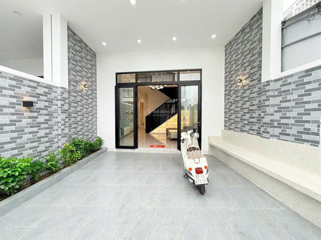 Nhà mặt tiền sương nguyệt ánh gần toà nhà viettel  đài truyền hình. lộ ô tô 5m, 4.9x18m 2 tầng shr