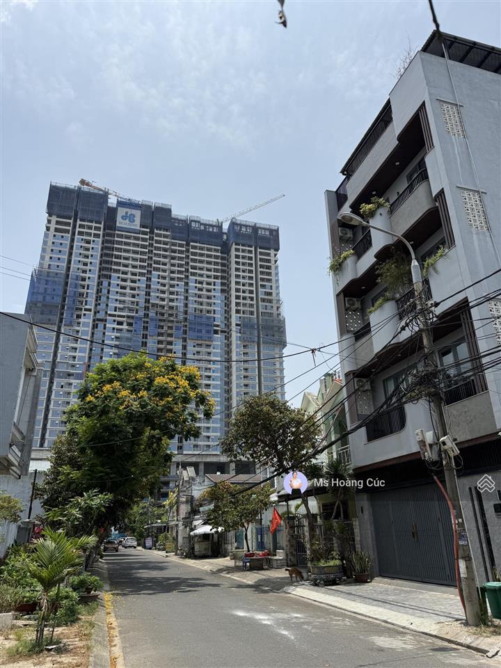Chân đế danang newtown diamond. sp có bề ngang 7.5m, dt 180m2. đường thứ 2, song song đường biển.