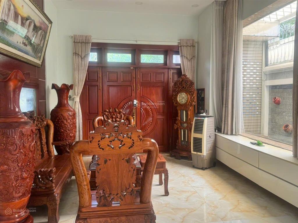 Cho thuê bt trệt 2 lầu  sàn trống suốt 300m²