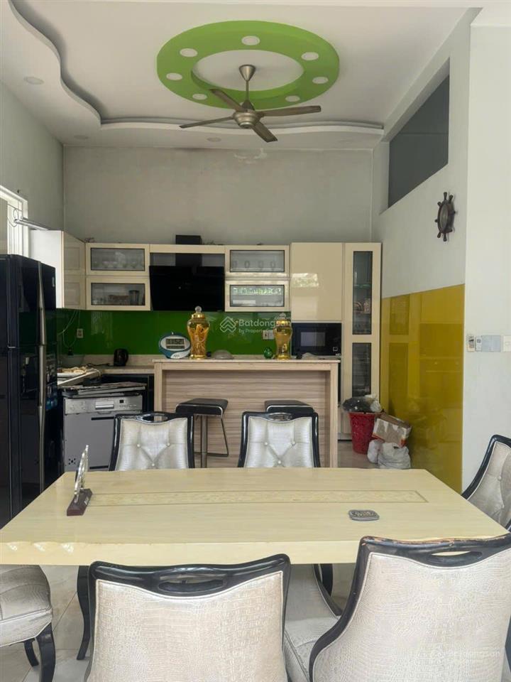 Cho thuê bt trệt 2 lầu  sàn trống suốt 300m²