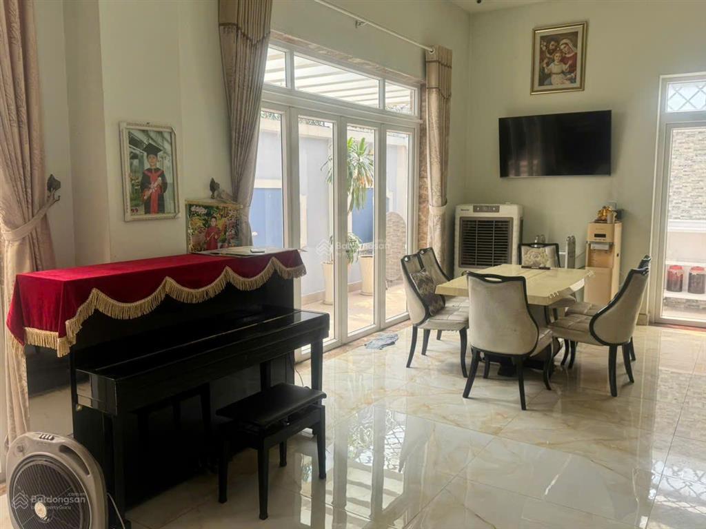 Cho thuê bt trệt 2 lầu  sàn trống suốt 300m²