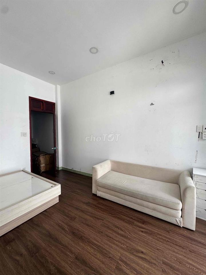 Nhà Trống cho thuê phòng lơn trên lầu, có nội thất cơ bảm