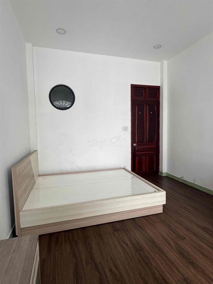 Nhà Trống cho thuê phòng lơn trên lầu, có nội thất cơ bảm