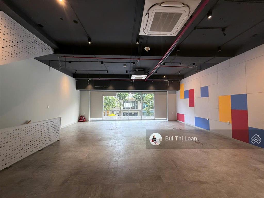 Cho thuê shophouse sala 3 tầng 240m2 giá 110 tr, e sẵn chìa khoá cho anh chị xem giờ nào cũng được