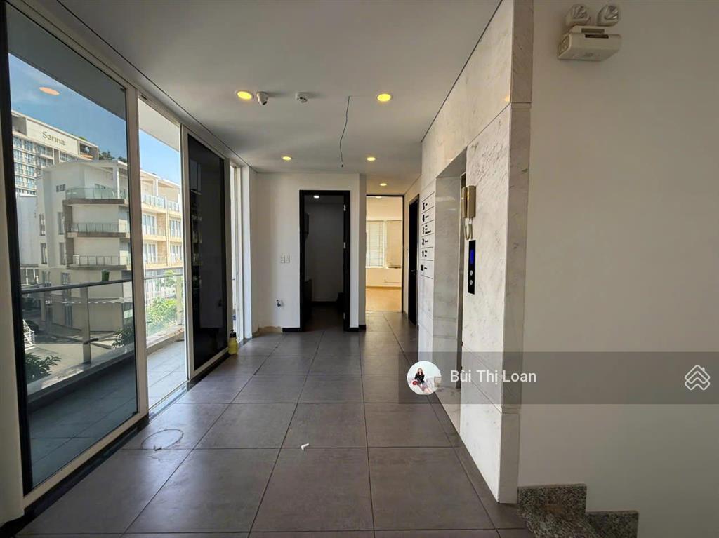 Văn phòng sala 125m2 có thang máy, máy lạnh, sảnh lễ tân hầm để xe riêng
