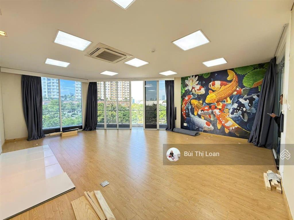 Văn phòng sala 125m2 có thang máy, máy lạnh, sảnh lễ tân hầm để xe riêng