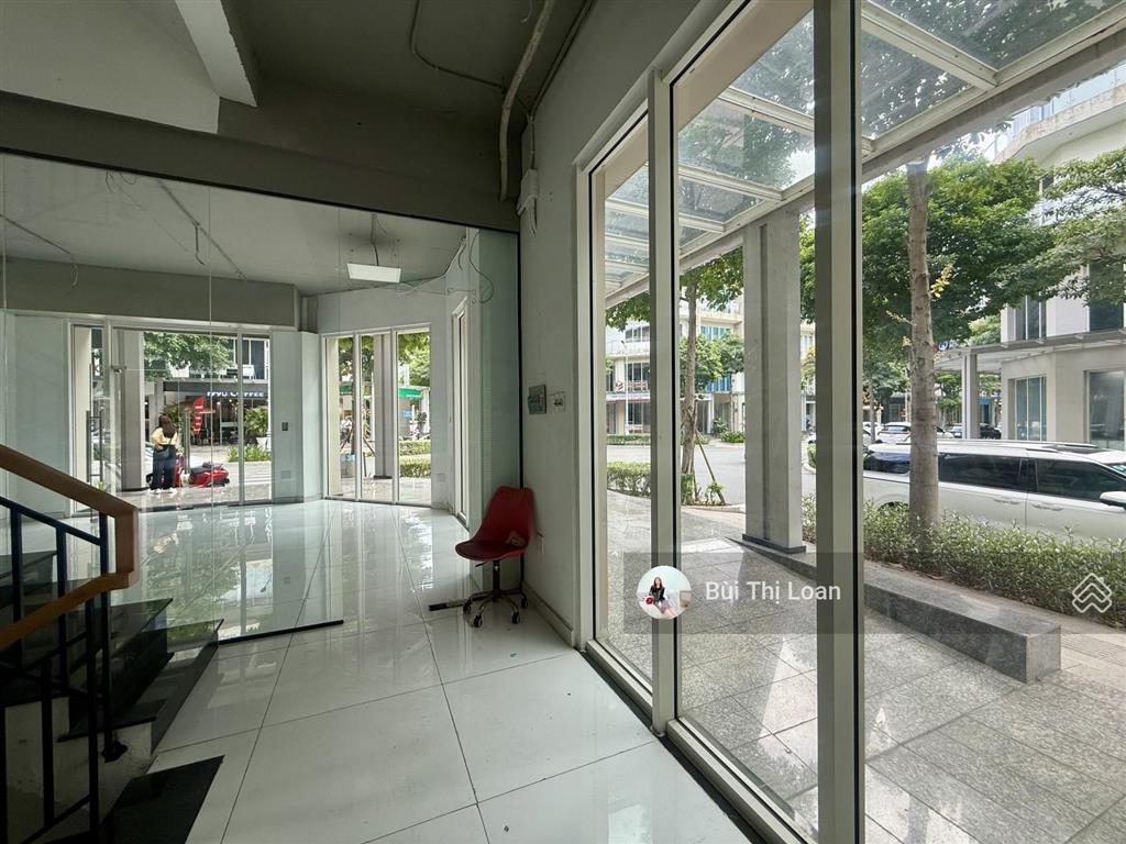 Cho thuê nhà phố căn góc 3 mặt tiền, sala 5 tầng và 1 hầm, 560m², có thang máy bàn giao được ngay