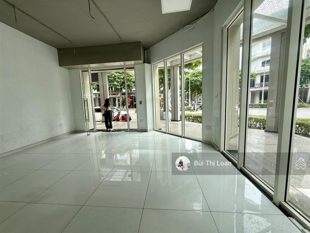 Cho thuê nhà phố căn góc 3 mặt tiền, sala 5 tầng và 1 hầm, 560m², có thang máy bàn giao được ngay