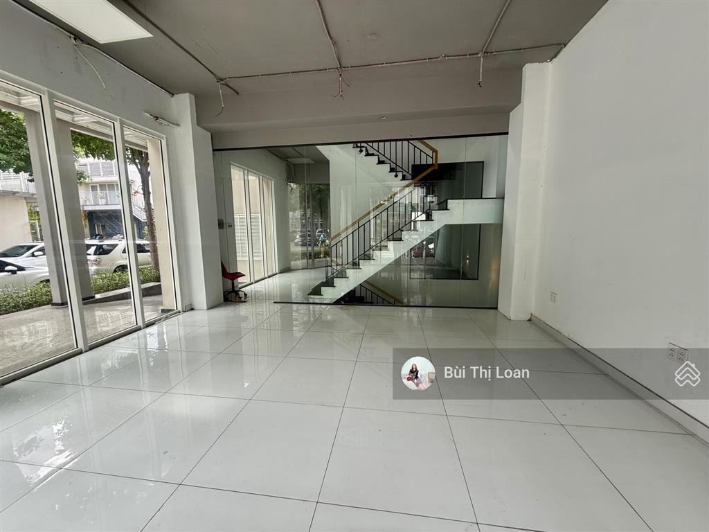 Cho thuê nhà phố căn góc 3 mặt tiền, sala 5 tầng và 1 hầm, 560m², có thang máy bàn giao được ngay