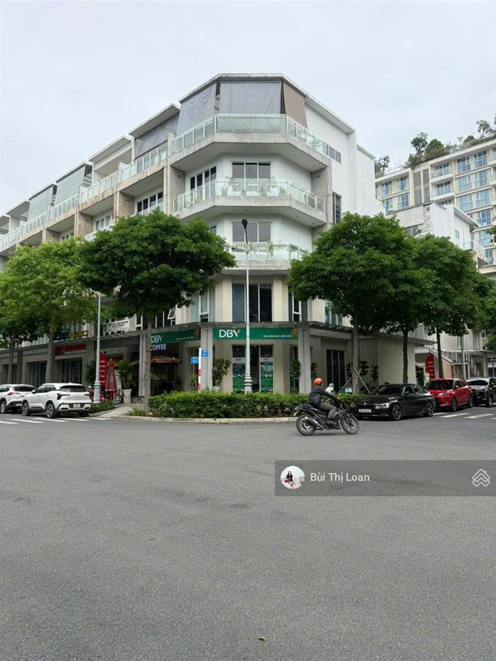 Cho thuê nhà phố căn góc 3 mặt tiền, sala 5 tầng và 1 hầm, 560m², có thang máy bàn giao được ngay