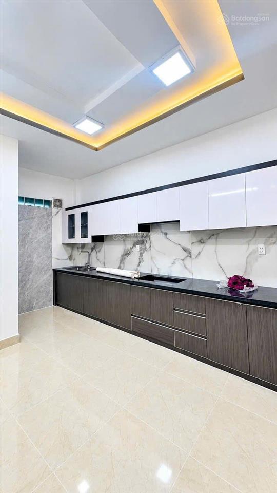 Nhà 2 lầu hẻm xe hơi, ngay ngã 4 ga