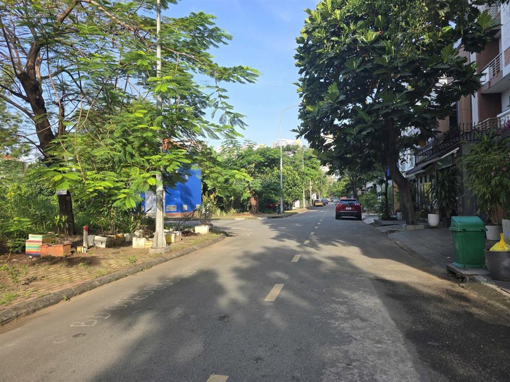 Thế đất vuông vức  giá cả vừa phải  bán nền thế kỉ 21 để xây biệt thự ngang 8mx20m giá 25.6 tỷ