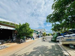 Bán đất mặt tiền đường 13,5m tđc hòn rớ 2

diện tích  82,6 ngang 5m nhánh sông