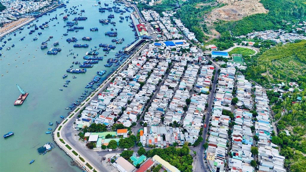Bán đất võ văn tần hòn rớ, gần cầu bình tân diện tích 99,5m2 đường rộng 18m, vỉa hè