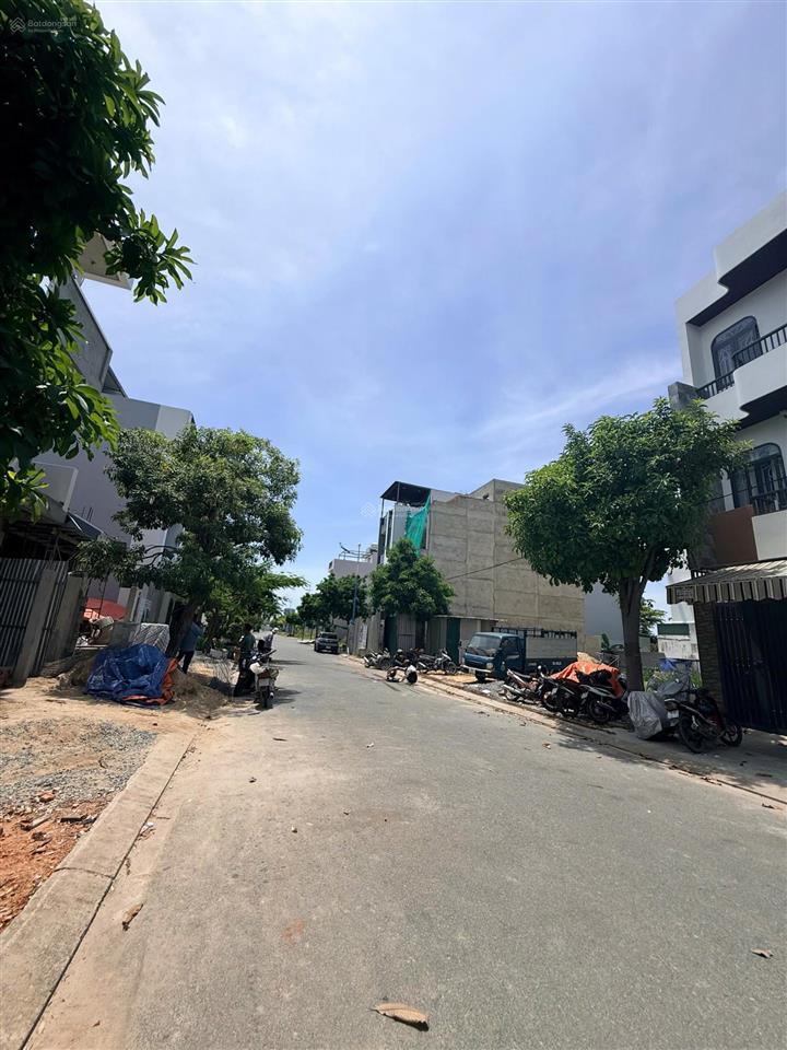 Lô này có sổ con chủ đất tư sang tên hợp đồng mua bán ngay  đường rộng 14m