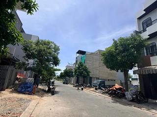 Lô này có sổ con chủ đất tư sang tên hợp đồng mua bán ngay  đường rộng 14m