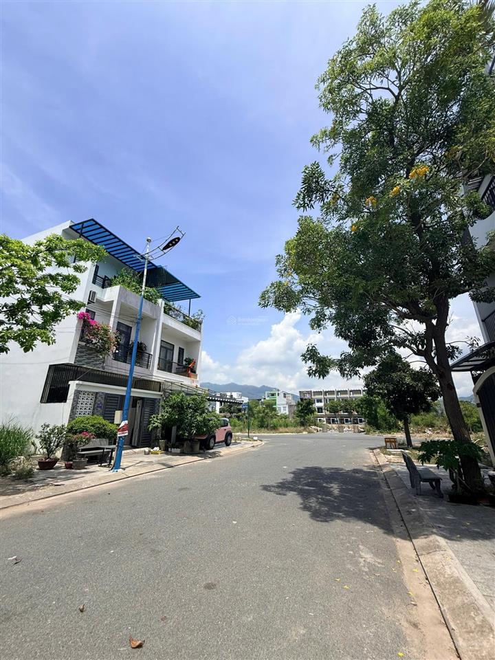 Lô này có sổ con chủ đất tư sang tên hợp đồng mua bán ngay  đường rộng 14m