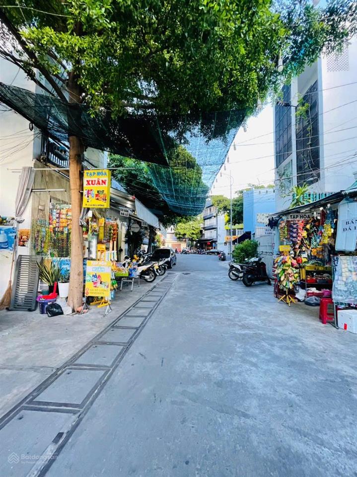 Đất trung tâm phố chỉ cách biển nha trang vài trăm mét. quỹ đất lớn, vị trí đẹp