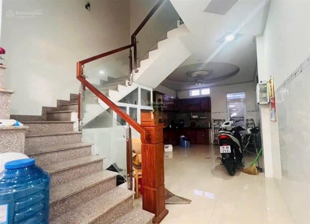 Cho thuê nhà ở kinh doanh 3 tầng mặt tiền nam nha trang
 giá thuê 13tr/tháng