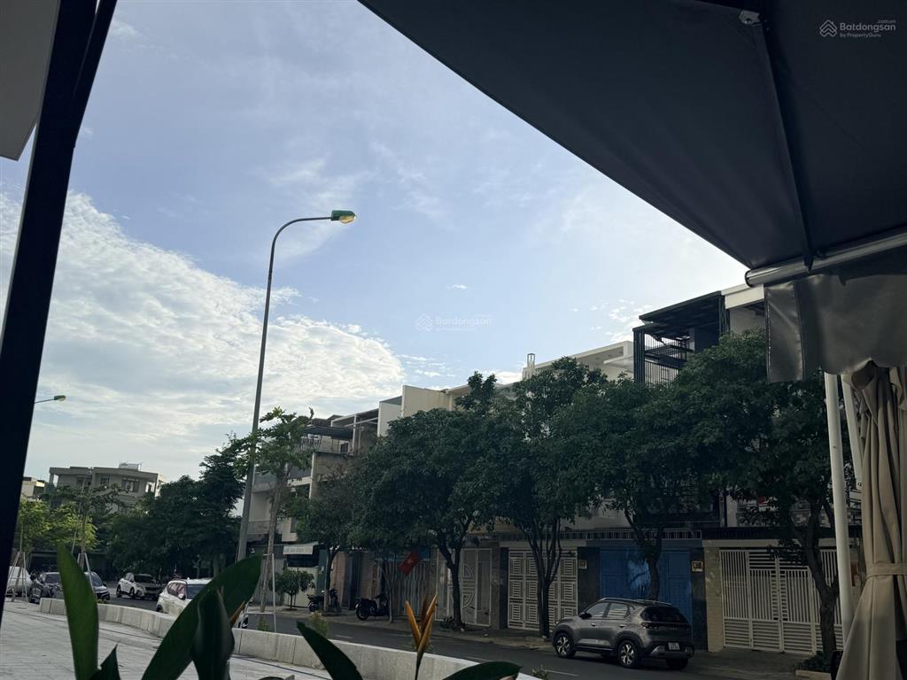 Cho thuê shophouse ccu phước long
dt 79m2 ngang 5,6m giá thuê 15tr/tháng. (cọc và tt linh động)